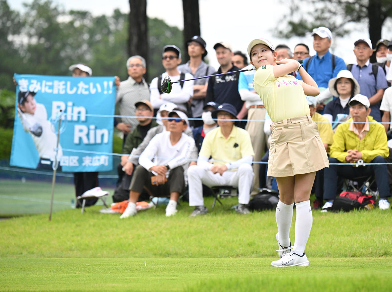 10番、ティーショットを打つ吉田鈴（撮影・和賀正仁