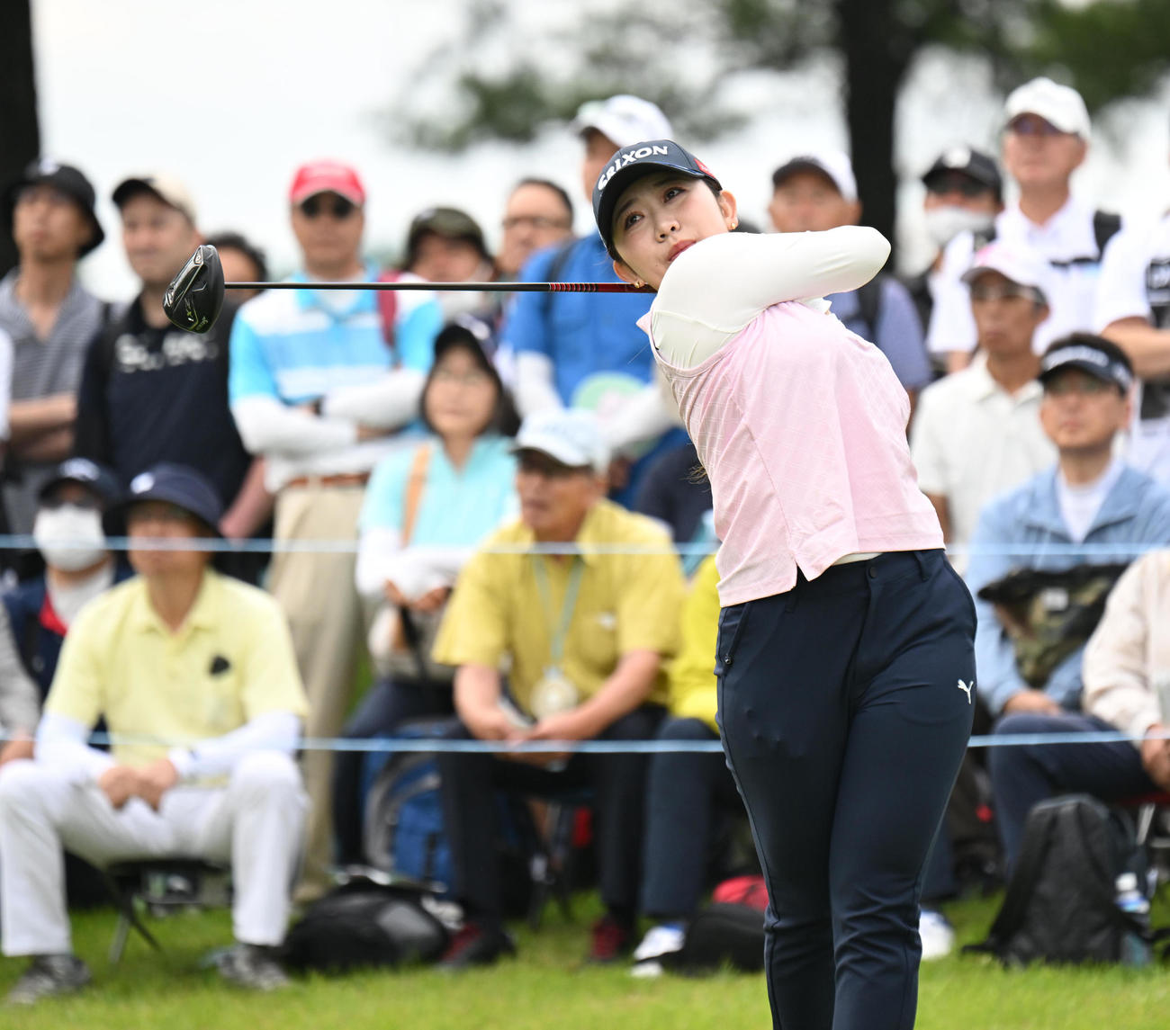 10番、ティーショットを打つ内田ことこ（撮影・和賀正仁