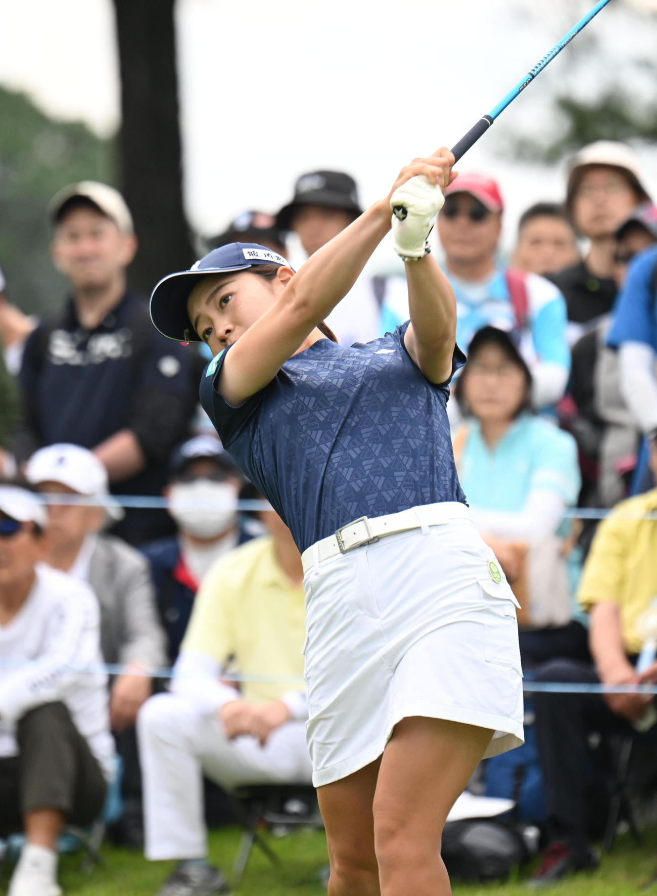 10番、ティーショットを打つ佐藤心結（撮影・和賀正仁