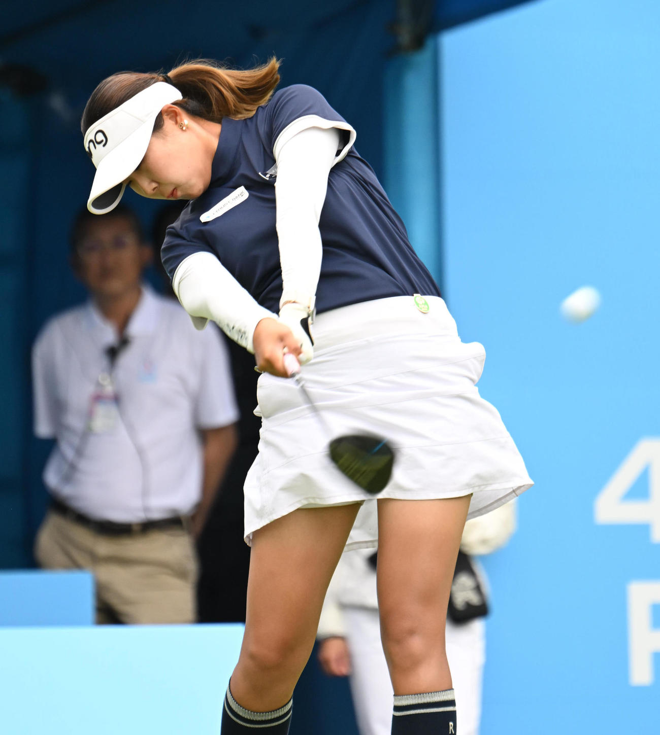 1番、ティーショットを打つ高野愛姫（撮影・和賀正仁
