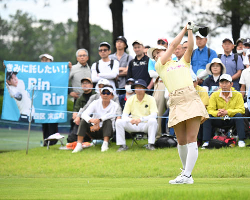 10番、ティーショットを打つ吉田鈴（撮影・和賀正仁