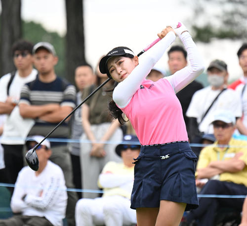 10番、ティーショットを打つ臼井麗香（撮影・和賀正仁）