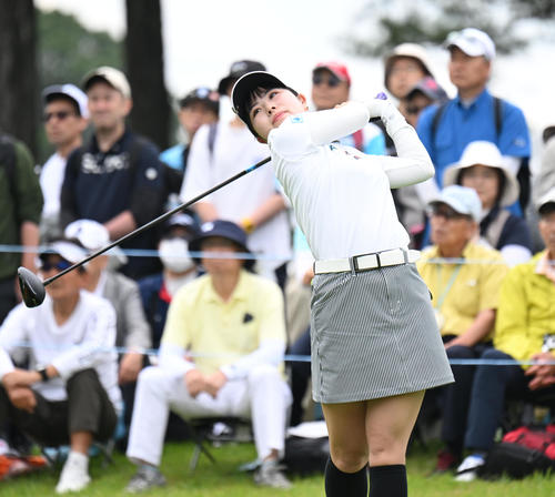 10番、ティーショットを打つ尾関彩美悠（撮影・和賀正仁