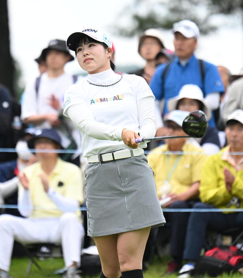 10番、ティーショットを打つ尾関彩美悠（撮影・和賀正仁