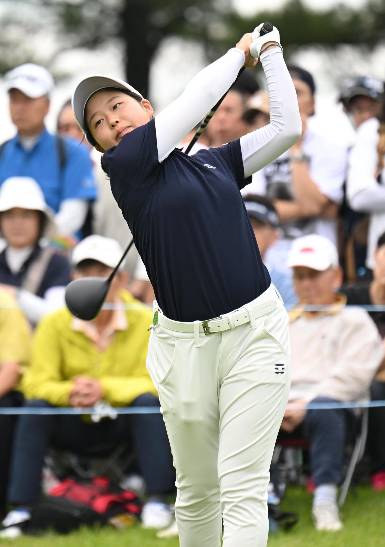 10番、ティーショットを打つ広吉優梨菜（撮影・和賀正仁