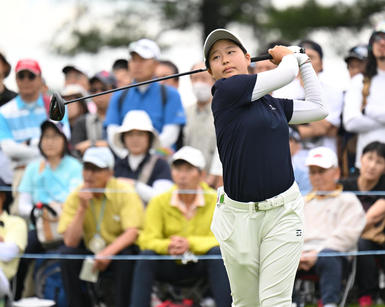 10番、ティーショットを打つ広吉優梨菜（撮影・和賀正仁