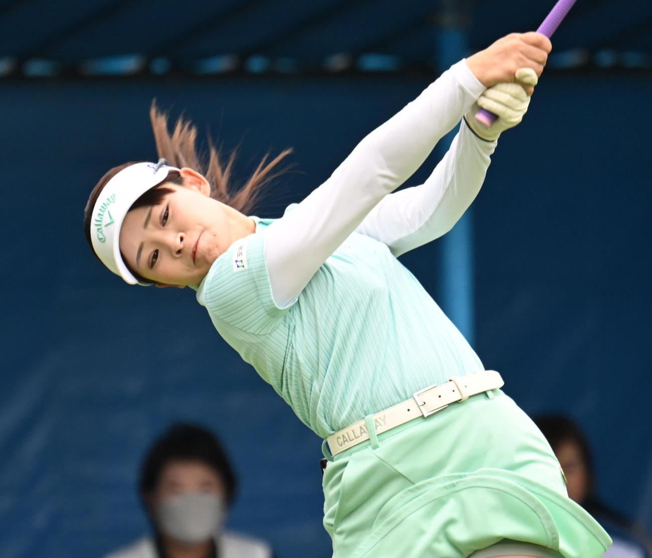 1番、ティーショットを打つ政田夢乃（撮影・和賀正仁