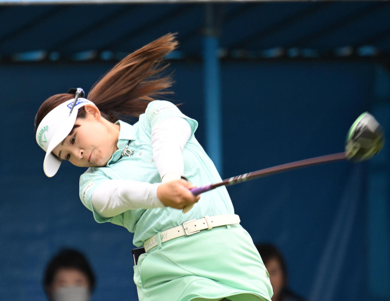 1番、ティーショットを打つ政田夢乃（撮影・和賀正仁