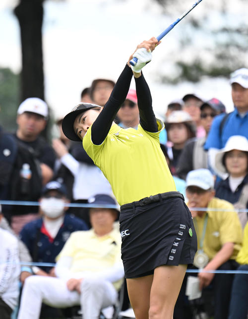 10番、ティーショットを打つ安田祐香（撮影・和賀正仁