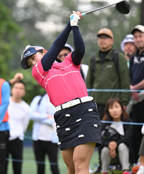 10番、ティーショットを打つ佐久間朱莉（撮影・和賀正仁