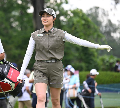10番、ティーショットを打つ大里桃子（撮影・和賀正仁