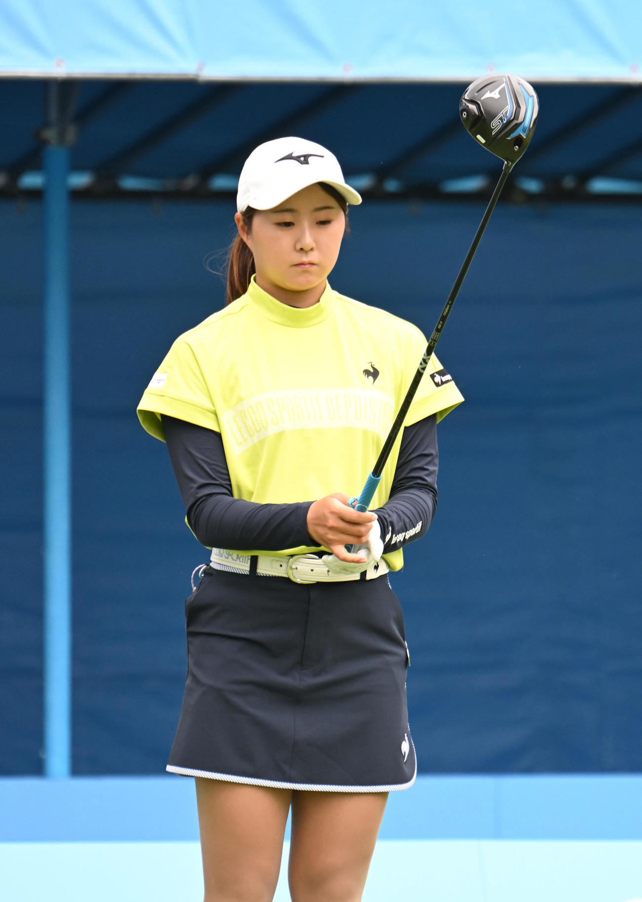1番、ティーショットを打つ稲垣那奈子（撮影・和賀正仁）