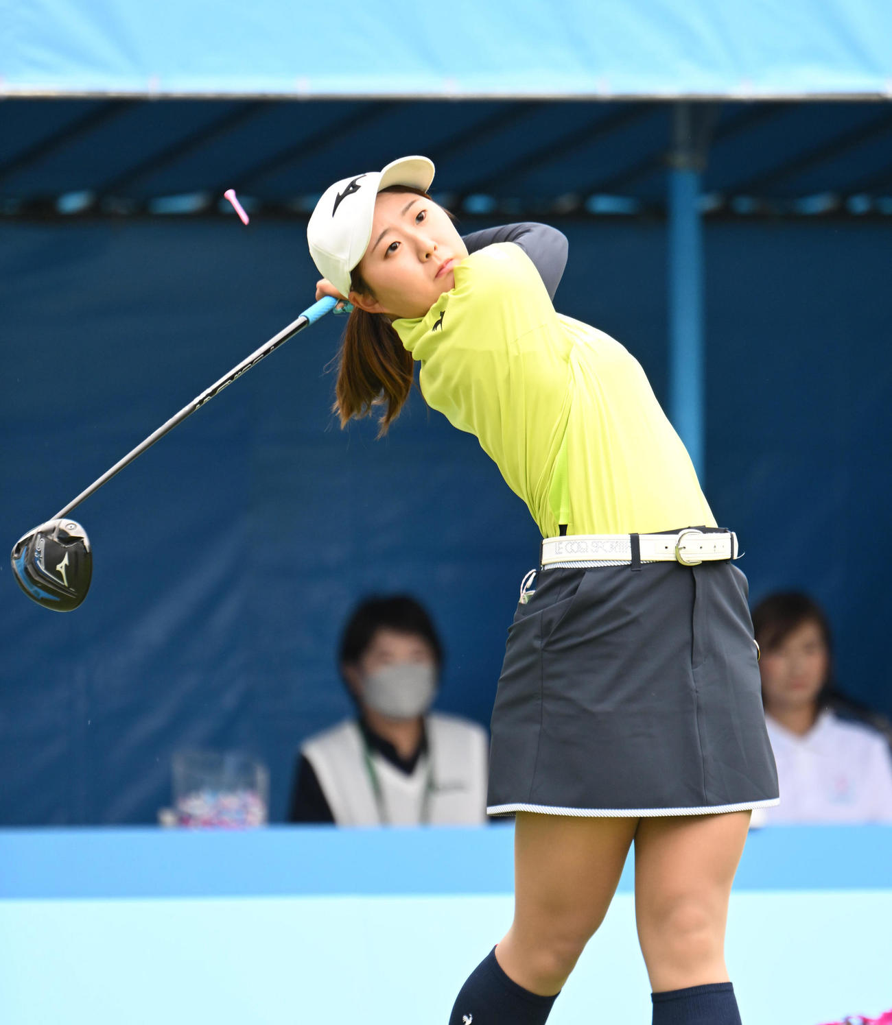 1番、ティーショットを打つ稲垣那奈子（撮影・和賀正仁）