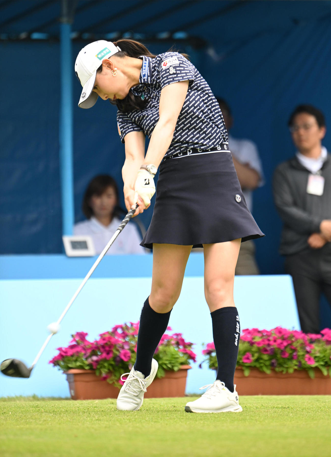 1番、ティーショットを打つ鶴岡果恋（撮影・和賀正仁）