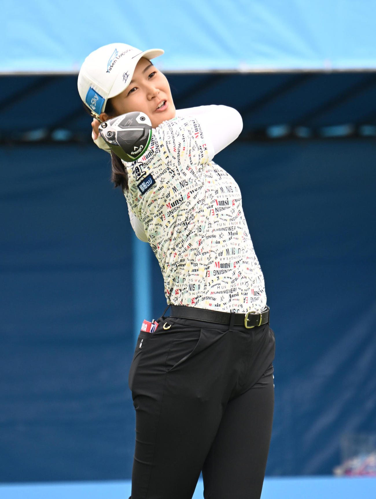 1番、ティーショットを打つ神谷そら（撮影・和賀正仁