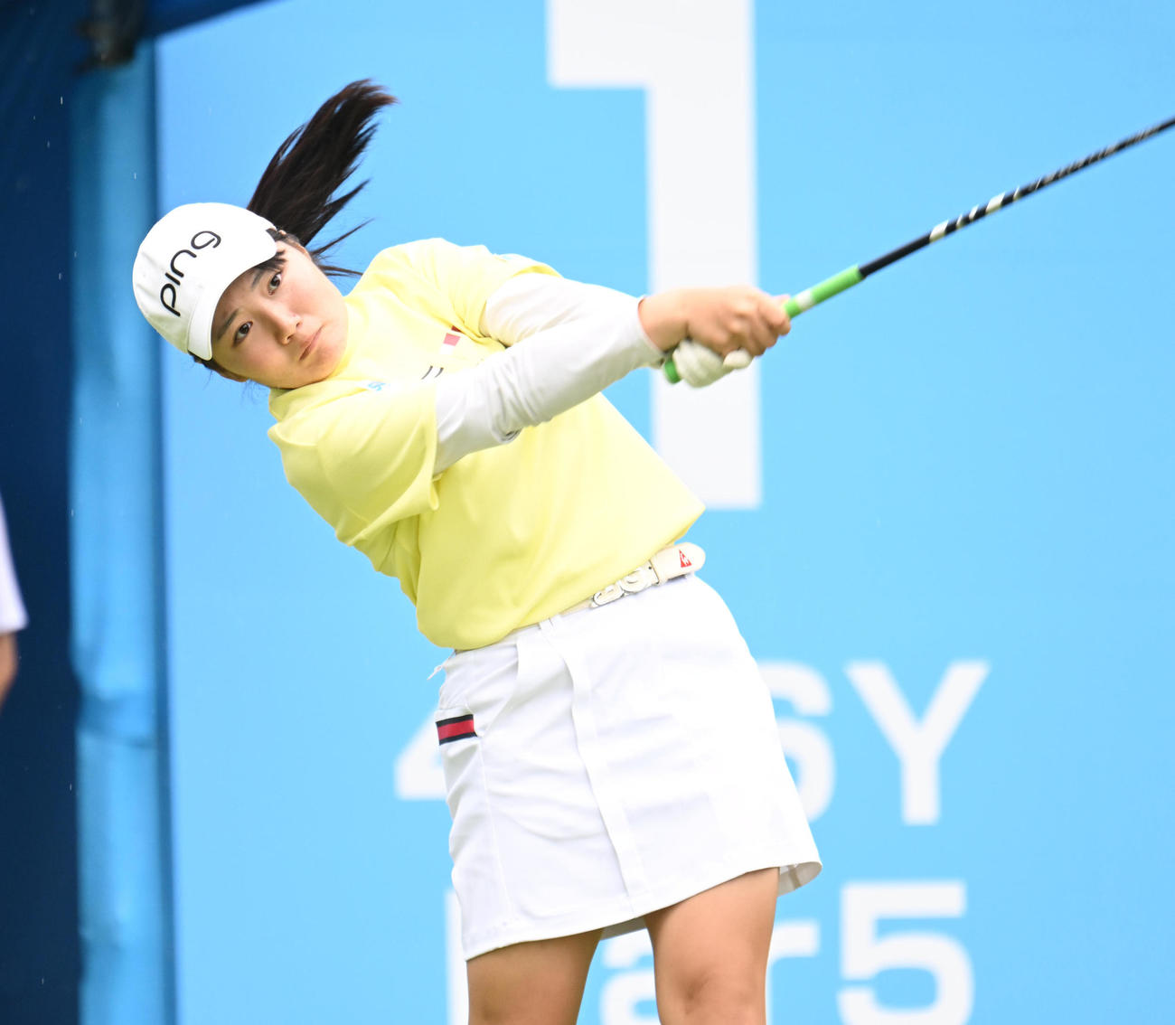 1番、ティーショットを打つ新地真美夏（撮影・和賀正仁