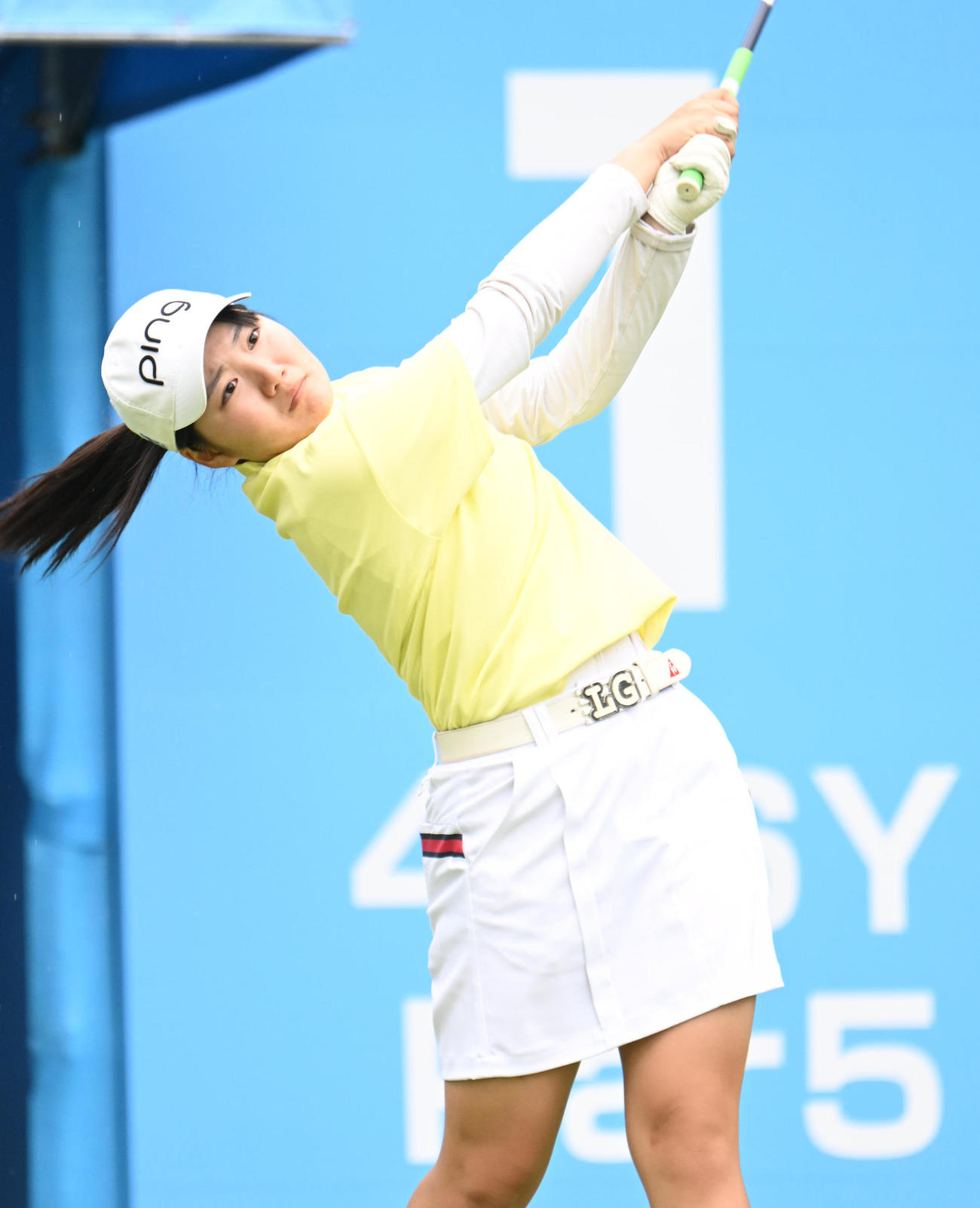 1番、ティーショットを打つ新地真美夏（撮影・和賀正仁