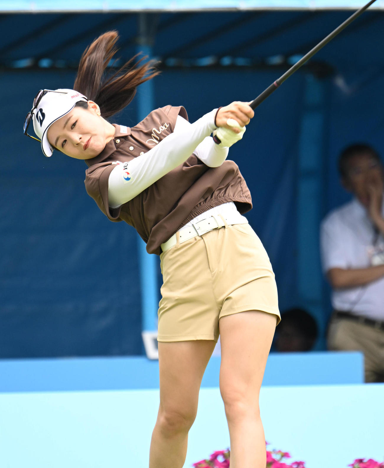 1番、ティーショットを打つ川崎春花（撮影・和賀正仁）