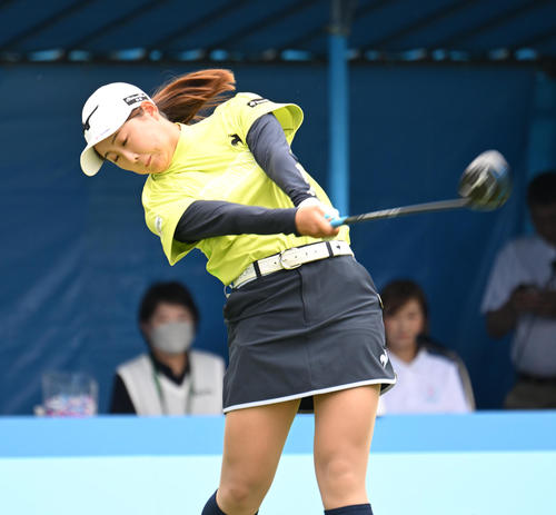 1番、ティーショットを打つ稲垣那奈子（撮影・和賀正仁）
