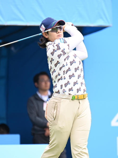 1番、ティーショットを打つ川岸史果（撮影・和賀正仁）