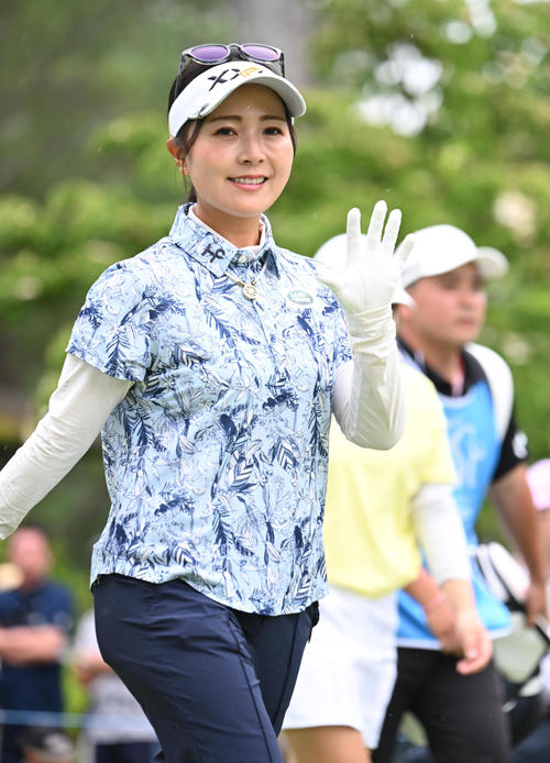 1番、笑顔でスタートする青木瀬令奈（撮影・和賀正仁