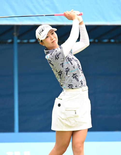 1番、ティーショットを打つ金沢志奈（撮影・和賀正仁）