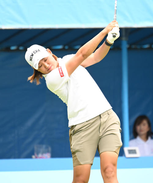 1番、ティーショットを打つ野沢真央（撮影・和賀正仁）