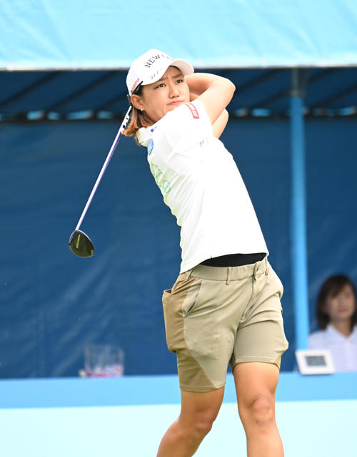 1番、ティーショットを打つ野沢真央（撮影・和賀正仁）
