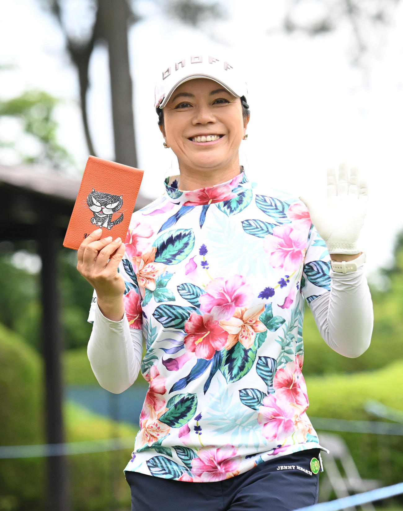 10番、笑顔でラウンドする下川めぐみ（撮影・和賀正仁）