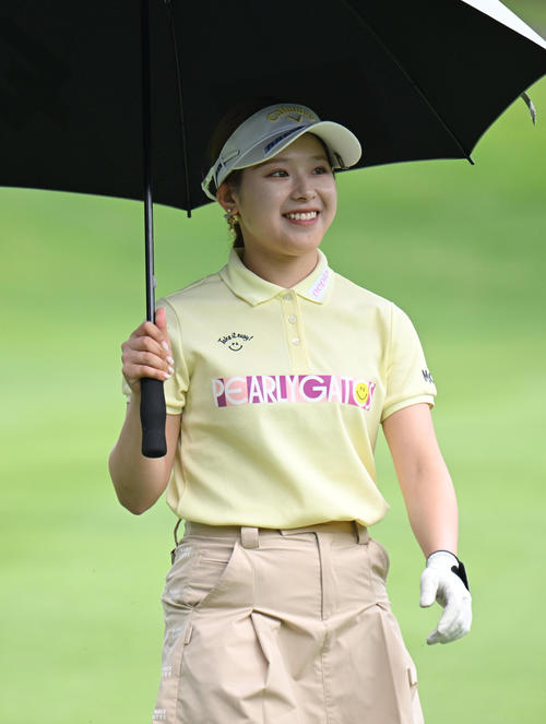 18番　笑顔でグリーンに向かう吉田鈴（撮影・和賀正仁）