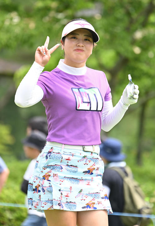 10番、笑顔でラウンドする仲村果乃（撮影・和賀正仁）