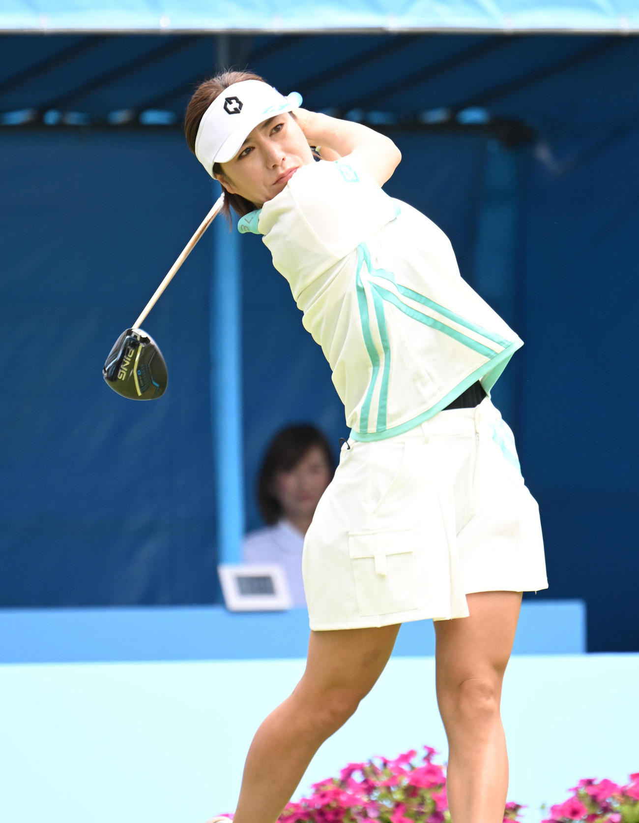 1番、ティーショットを打つ岡山絵里（撮影・和賀正仁）