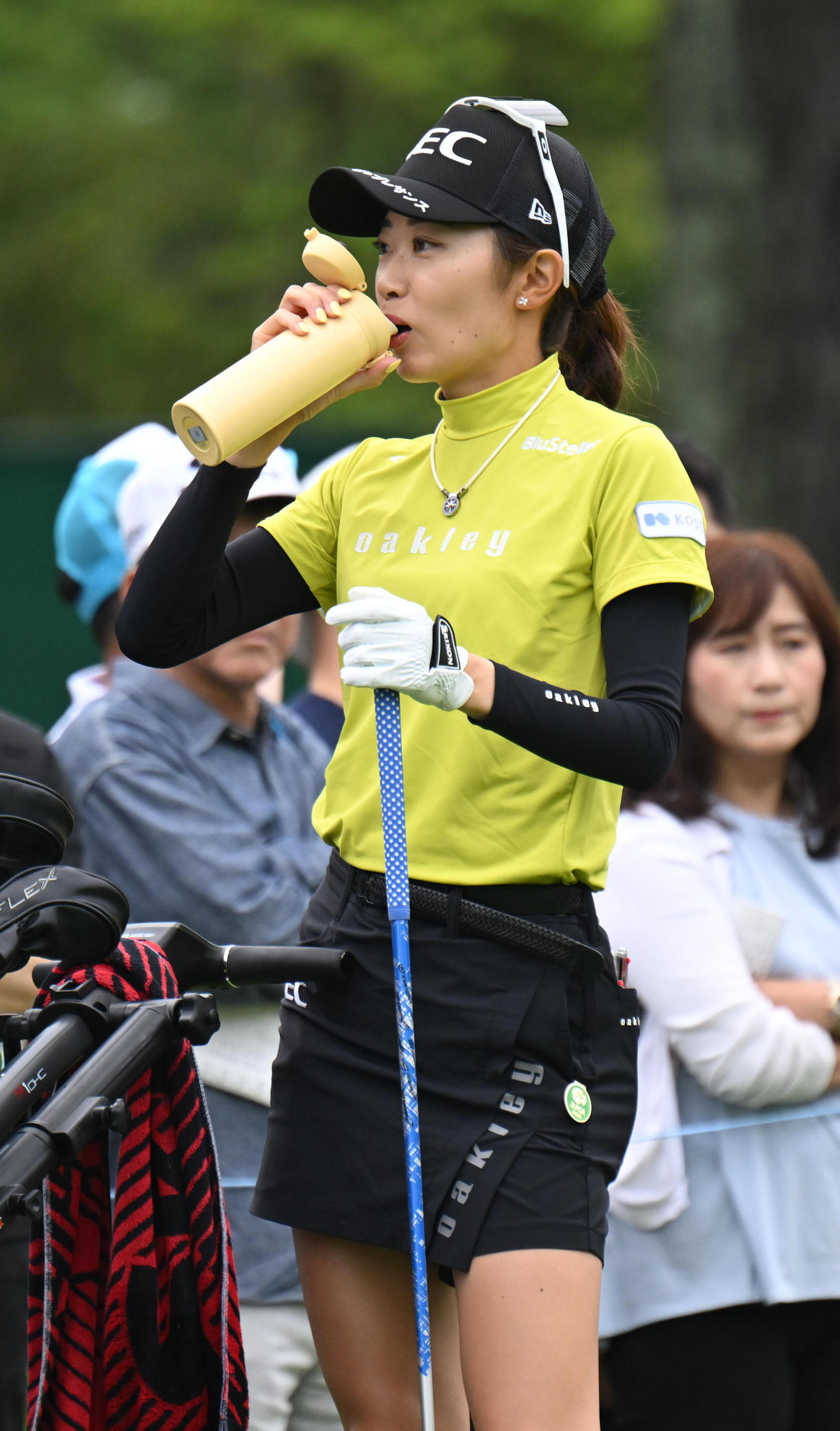 10番、ティーショット前、水分補給する安田祐香（撮影・和賀正仁）