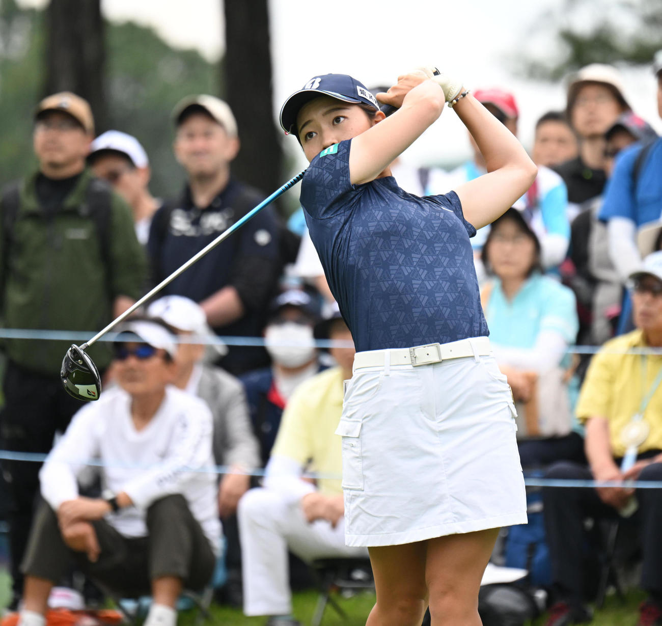 10番、ティーショットを打つ佐藤心結（撮影・和賀正仁