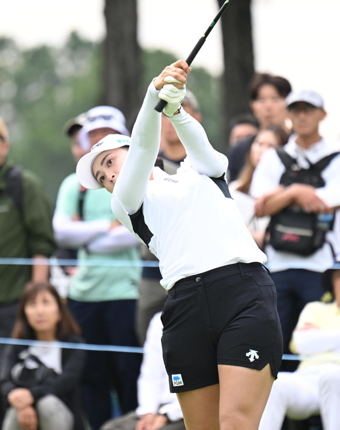 10番、ティーショットを打つ柏原明日架（撮影・和賀正仁）