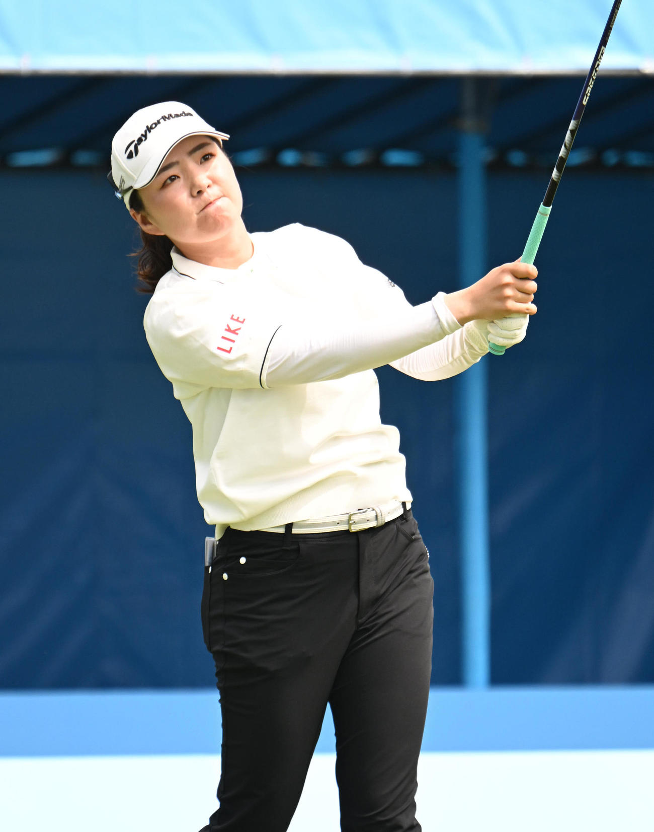 1番、ティーショットを打つ山内日菜子（撮影・和賀正仁）