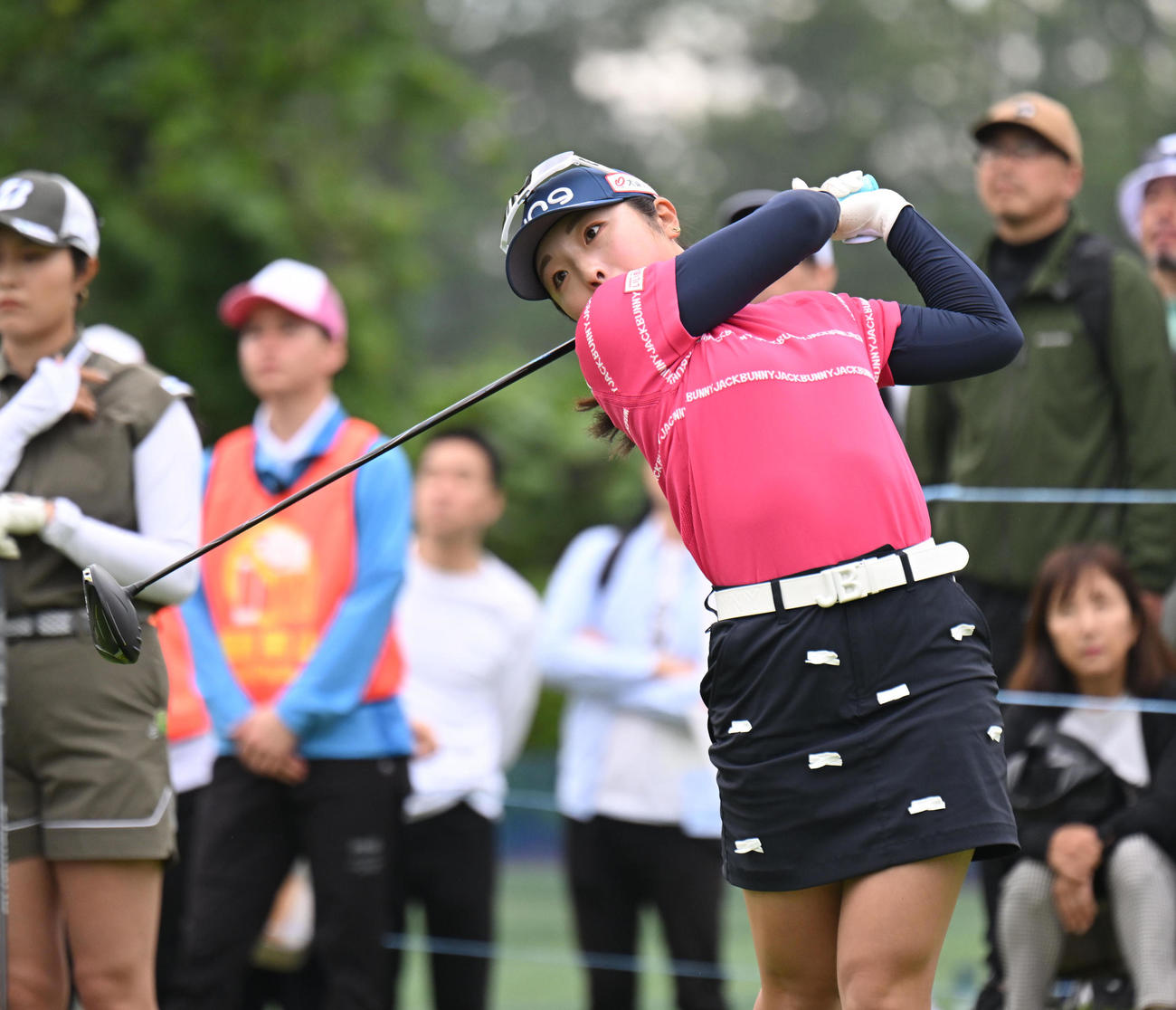 10番、ティーショットを打つ佐久間朱莉（撮影・和賀正仁