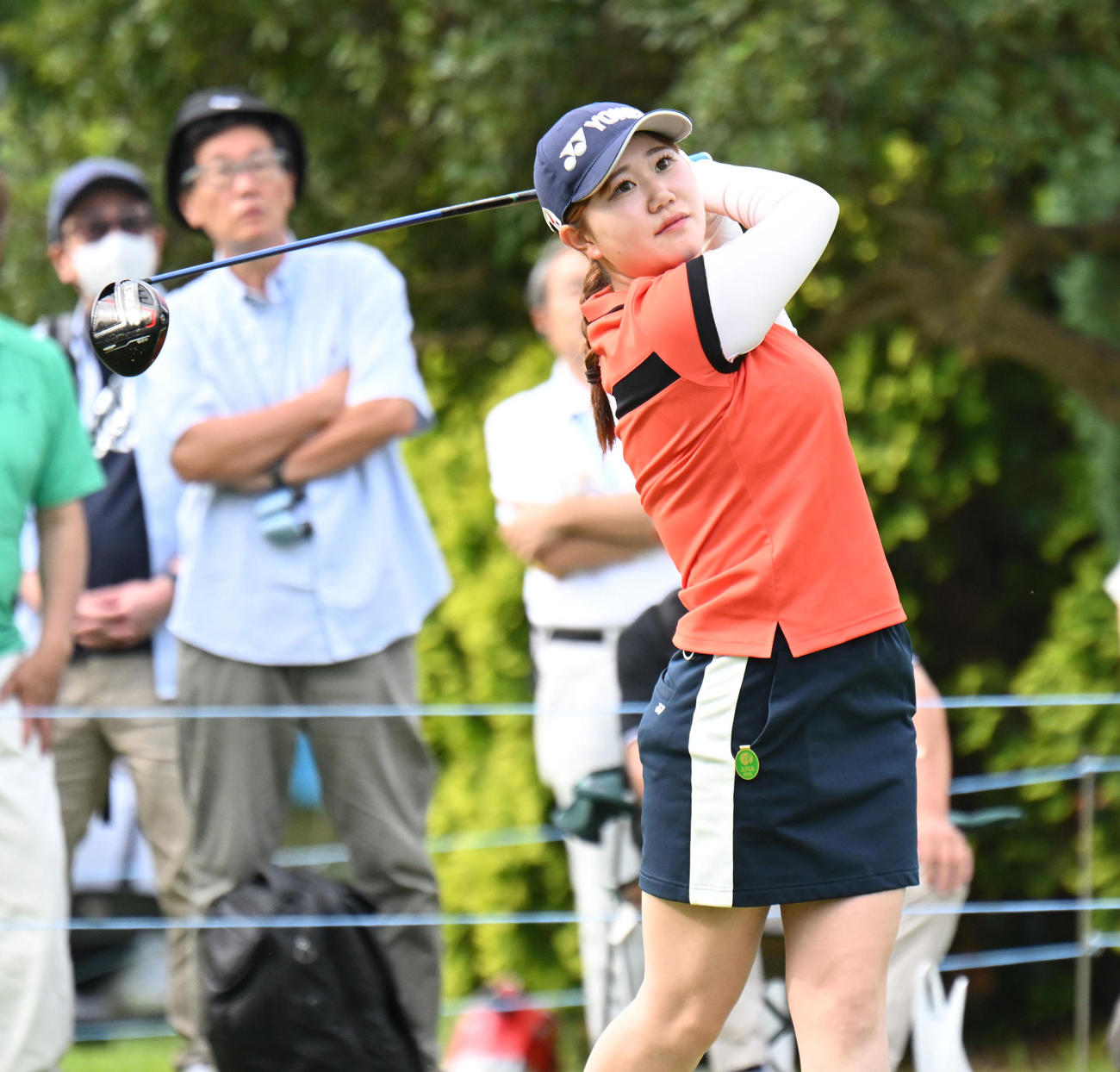 10番、ティーショットを打つ倉林紅（撮影・和賀正仁）