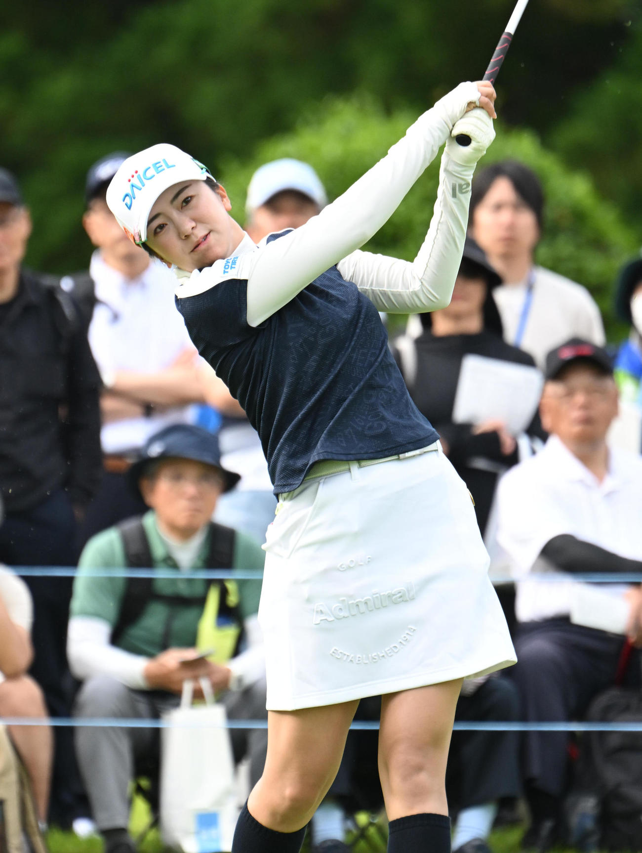 10番、ティーショットを打つ堀琴音（撮影・和賀正仁）