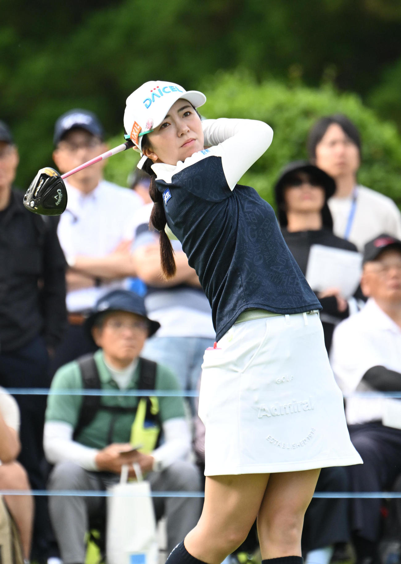 10番、ティーショットを打つ堀琴音（撮影・和賀正仁）