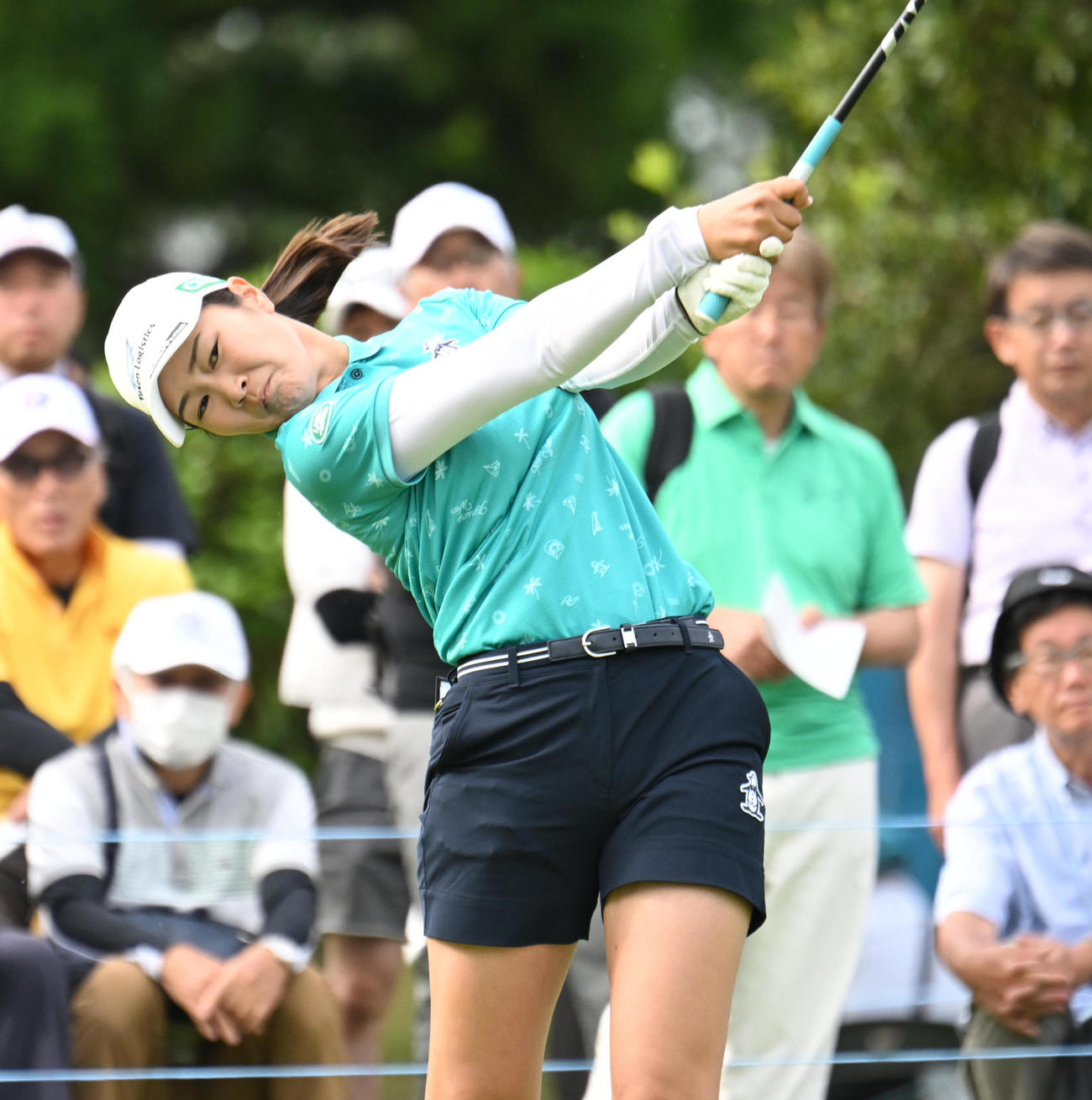 10番、ティーショットを打つ神谷そら（撮影・和賀正仁）