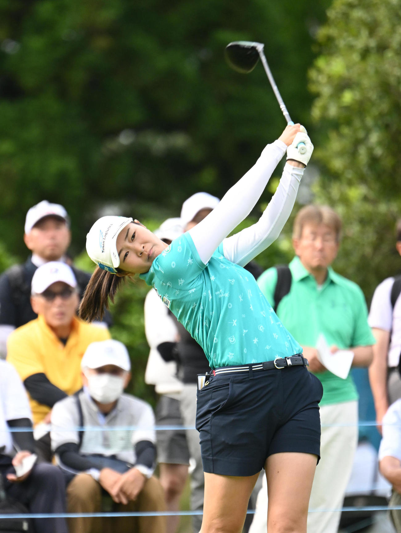 10番、ティーショットを打つ神谷そら（撮影・和賀正仁）