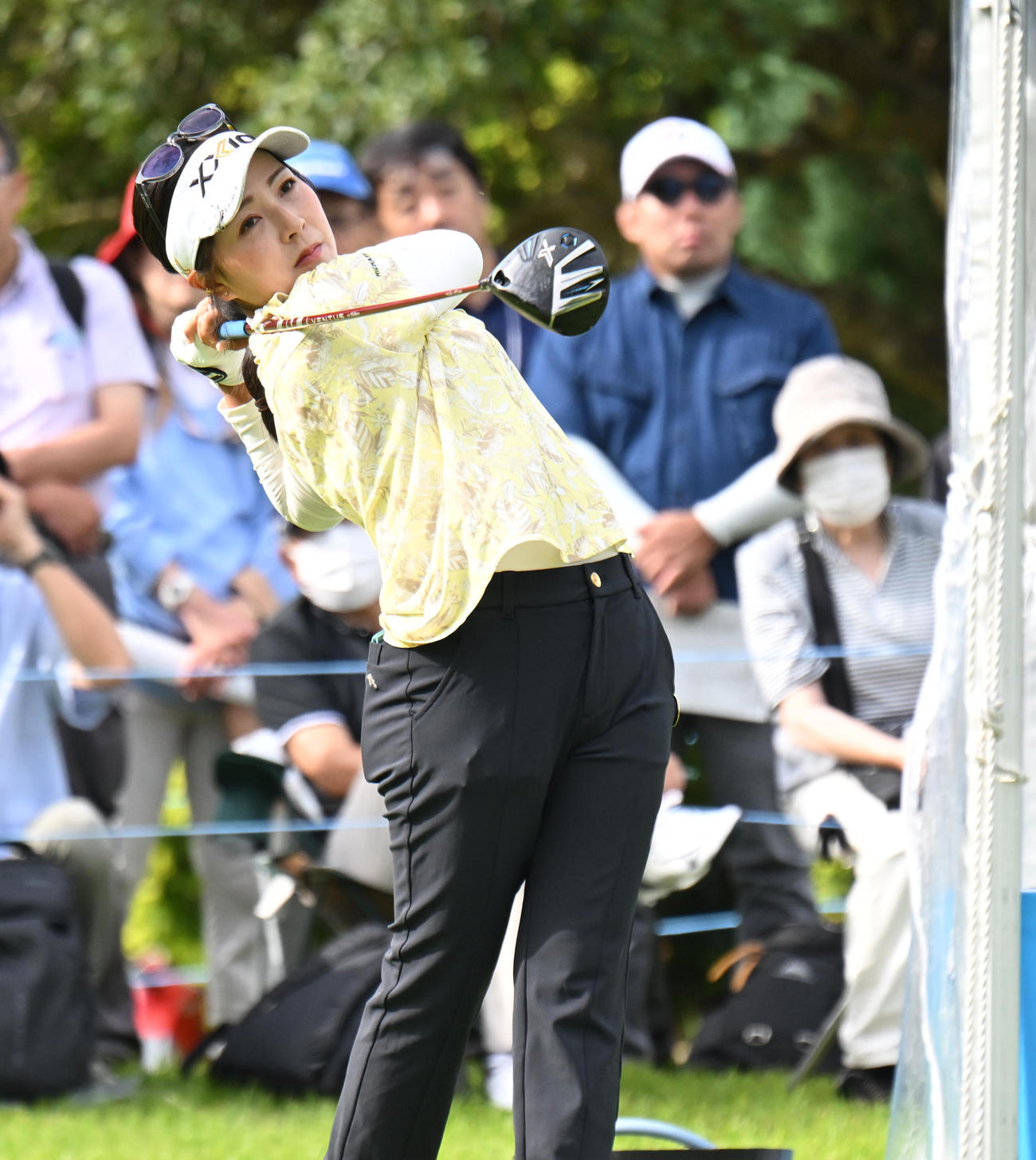 10番、ティーショットを打つ青木瀬令奈（撮影・和賀正仁）