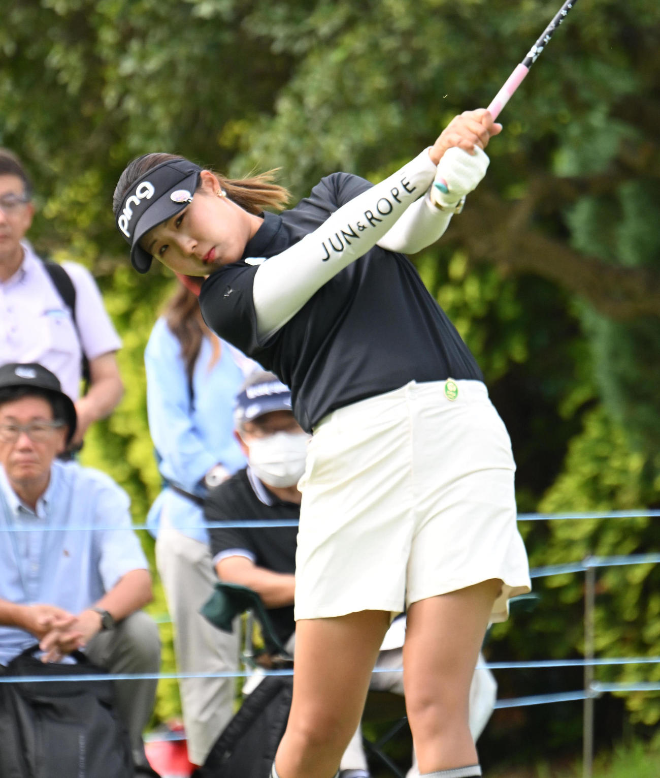 10番、ティーショットを打つ高野愛姫（撮影・和賀正仁）