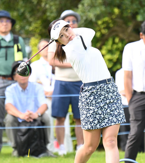 10番、ティーショットを打つ政田夢乃（撮影・和賀正仁）