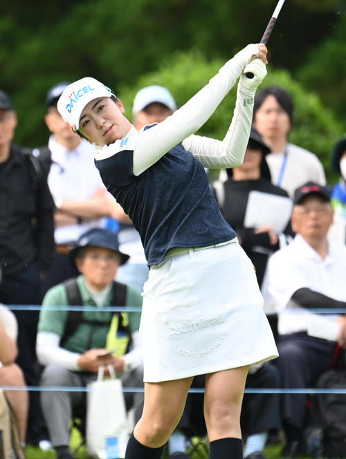 10番、ティーショットを打つ堀琴音（撮影・和賀正仁）