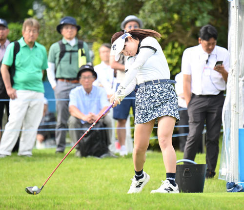 10番、ティーショットを打つ政田夢乃（撮影・和賀正仁）