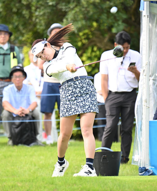 10番、ティーショットを打つ政田夢乃（撮影・和賀正仁）