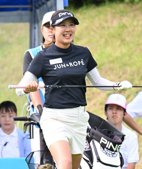 10番、スタートホールで笑顔を見せる高野愛姫（撮影・和賀正仁）