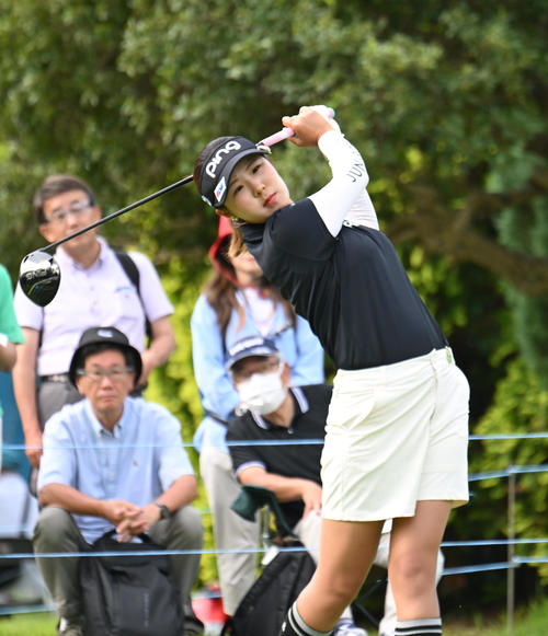 10番、ティーショットを打つ高野愛姫（撮影・和賀正仁）